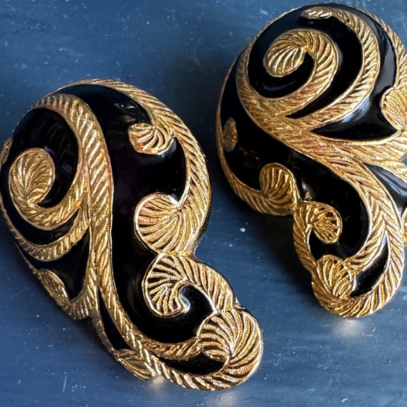 Vince vintage Dior statement, earrings Black and Gold Swirl Clip-On Earrings - Picture 7 of 8